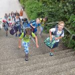 Die neuen Fünftklässler - gespannt auf dem Weg von der Begrüßungsfeier in der Baldenauhalle zu ihren Klassenräumen